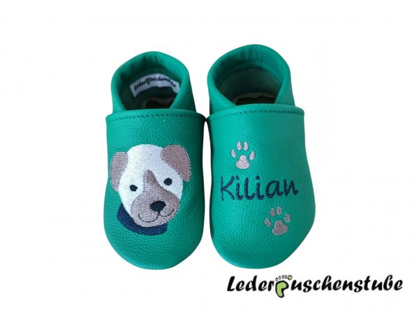Lederpuschen türkis mit Namen (mittelblau) Hundepfoten (steingrau) und Hundekopf (weiß-steingrau-schwarz mittelblau)